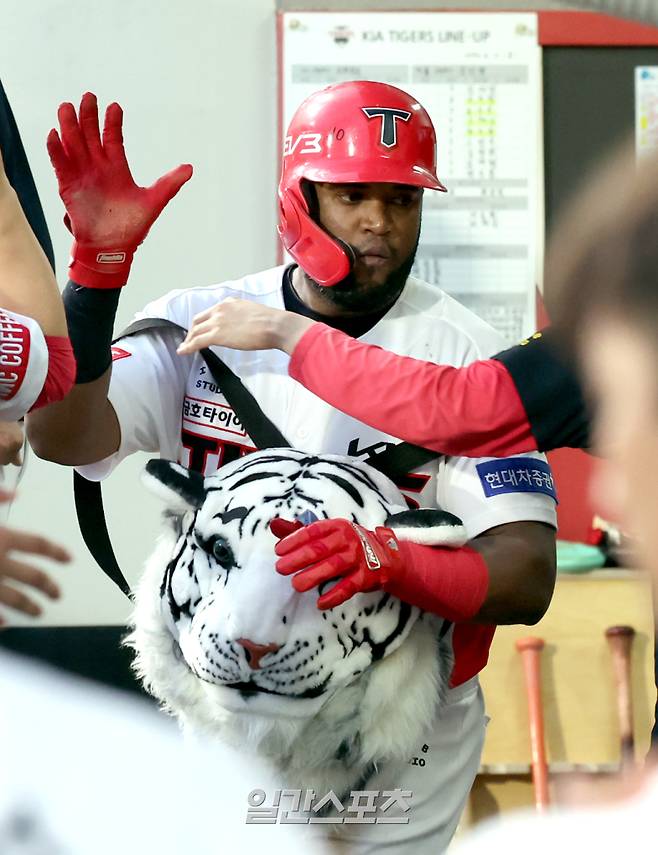 7일 오후 광주 기아챔피언스필드에서 열린 프로야구 키움과 KIA 경기. KIA 소크라테스가 2회말 우중간 2점 홈런을 기록한 뒤 더그아웃에서 동료들의 환영을 받고 있다. 광주=정시종 기자 /2024.09.07.