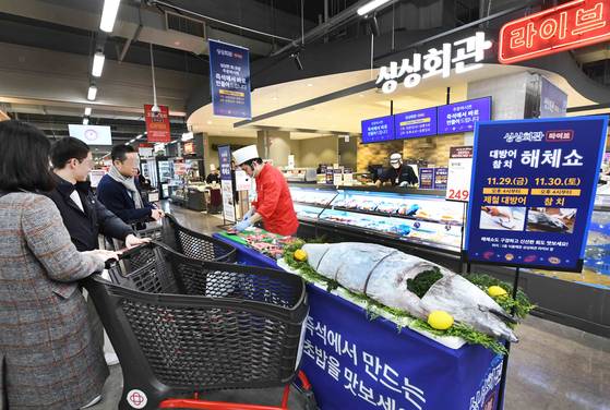 서울 홈플러스 메가푸드 마켓 라이브 강서점. 홈플러스 메가 푸드 마켓 라이브는 ‘세상 모든 맛이 살아 있다'는 콘셉트 아래 오프라인에서만 느낄 수 있는 생동감을 극대화한 '현장 콘텐츠형' 식품 전문매장이다. 뉴시스