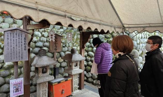 예상보다 가볍게 들어지면 소원이 성취된다는 '오모카루이시' / JAPAN NOW