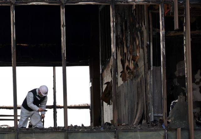 16일 오전 부산 기장군 오시리아 관광단지 오랑대공원 인근의 '반얀트리 해운대 부산' 공사 현장에서 진행된 합동감식에서 감식팀 관계자가 당시 불이 처음 시작된 것으로 추정되는 B동 1층을 집중적으로 살펴보고 있다. 지난 14일 오전에 발생한 화재로 작업자 6명이 숨지고, 27명이 연기 흡입 등 경상을 입었다. 연합뉴스