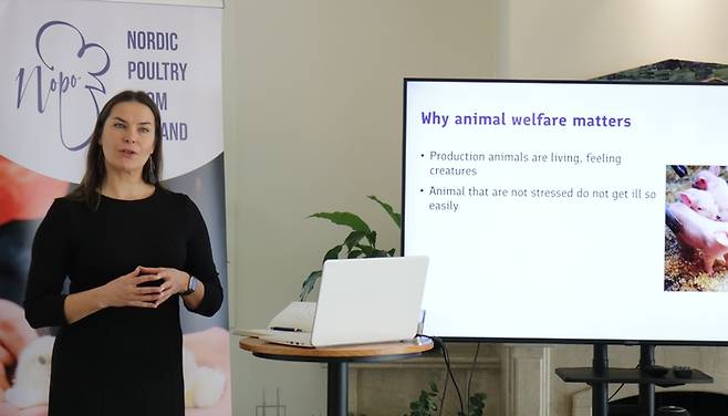 주한 핀란드 대사관의 옌니 낄홀마(Jenni Kiilholma) 농업·식품 참사관이 자국의 동물복지 현황에 대해 소개하고 있다.<사진제공=주한핀란드대사관>