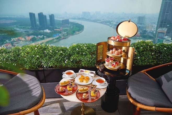 사이공 강 전망을 바라보면서 즐기는 애프터눈 티 세트 / 사진=힐튼 사이공