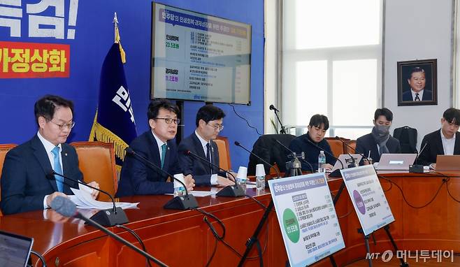 (서울=뉴스1) 안은나 기자 = 진성준 더불어민주당 정책위의장이 13일 서울 여의도 국회에서 민생회복?경제성장을 위한 35조원 규모의 추가경정예산안(추경안)을 제시하며 기자간담회를 하고 있다. 왼쪽부터 허영 예산결산정조위원장, 진 의장, 이정문 수석부의장. 2025.2.13/뉴스1 Copyright (C) 뉴스1. All rights reserved. 무단 전재 및 재배포, AI학습 이용 금지. /사진=(서울=뉴스1) 안은나 기자