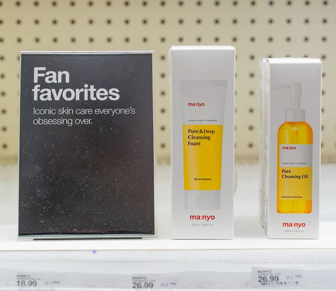 마녀공장이 이달 북미 타깃 매장에 'K뷰티' 코너 대신 'Fan favorites' 섹션에 배치된다. 사진은 마녀공장의 얼타 매대. /사진=마녀공장
