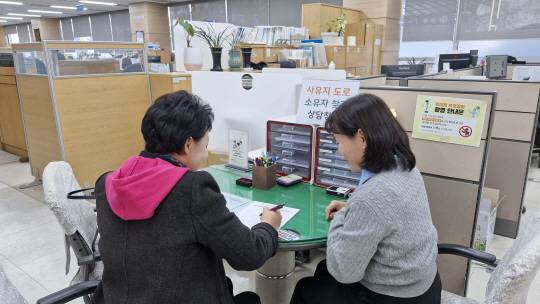 서울 금천구에서 민원인이 사유지 도로 소유자 찾기 상담을 진행하고 있다. 금천구청 제공