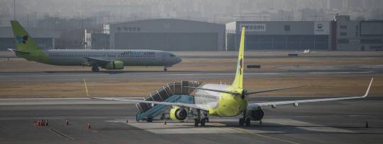 지난 2022년 김포국제공항에서 진에어 여객기가 착륙하고 있다. 뉴시스