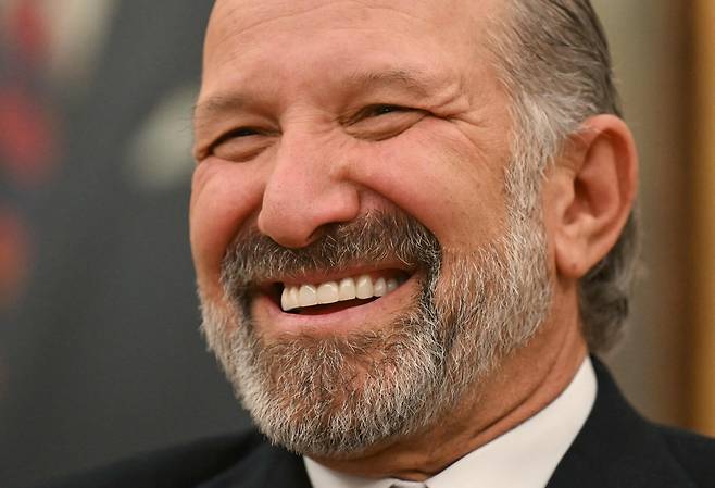 하워드 러트닉 미 상무부 장관이 지난 21일(현지시간) 미 백악관 대통령 집무실에서 장관 취임 선서를 하고 있다. [AFP]