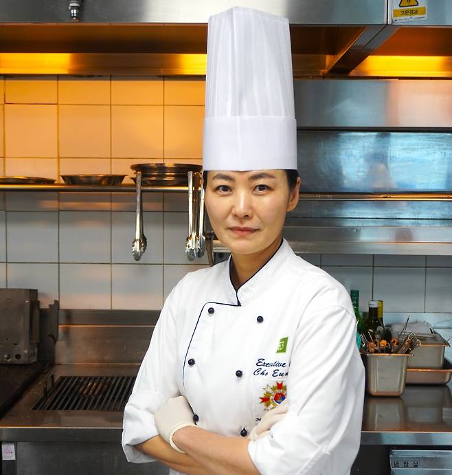 조은주 터치더스카이 총괄셰프. 국내 최연소 조리기능장, 세계 3대 요리대회 2개 부문 금메달, 여성 최초 터치더스카이 총괄셰프 등 그는 국내 최정상 셰프다. 채상우 기자