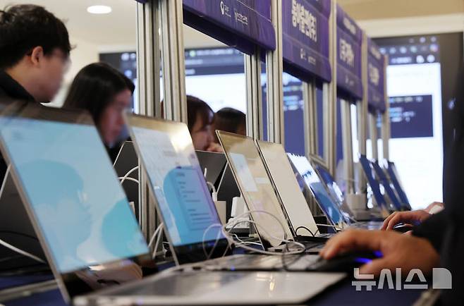 [부산=뉴시스] 하경민 기자 = 올해 3월 도입을 앞둔 'AI 디지털교과서 상설 전시회'가 열린 18일 부산 북구 SW·AI교육거점센터에서 지역 교사들이  AI 디지털교과서를 살펴보고 있다. 오는 28일까지 열리는 이번 전시회에서는 올해 도입하는 초3·4, 중1, 고1 대상 영어·수학·정보 교과 12개 개발사의 76종 AI 디지털교과서 시연하고, 개발사별 설명회 등이 마련된다. 2025.02.18. yulnetphoto@newsis.com