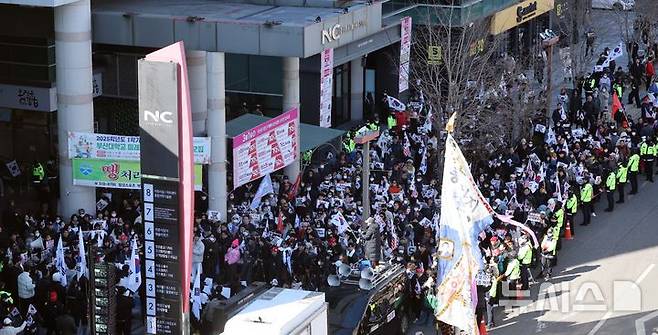 [부산=뉴시스] 하경민 기자 = 부산대학교 학생들로 구성된 '탄핵반대 법치주의자 효원인들'과 보수단체 등 250여명(경찰 추산)이 24일 부산 금정구 부산대 정문 앞에서 윤석열 대통령 탄핵을 반대하는 시국선언을 하고 있다. 2025.02.24. yulnetphoto@newsis.com