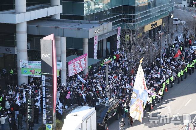 [부산=뉴시스] 하경민 기자 = 24일 오후 부산 금정구 부산대학교 정문 옆 NC백화점 입구에는 윤석열 대통령의 탄핵을 반대하는 부산대 학생들, 보수단체 지지자, 유튜버 등 수백명의 인파가 몰렸다. 2025.02.24. yulnetphoto@newsis.com