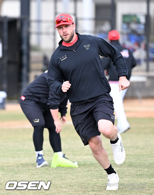 [OSEN=어바인(미국), 이대선 기자] 12일(한국시간) 미국 캘리포니아주 어바인 그레이트파크 베이스볼 컴플렉스에서 KIA 타이거즈의 1차 스프링캠프가 진행됐다.KIA 선수단은 오는 18일 미국에서 출발해 19일 인천으로 입국한 뒤 20일에 일본 오키나와로 건너가 21일부터 3월 4일까지 킨 구장에서 본격적인 실전을 치른다.KIA 패트릭 위즈덤이 러닝 훈련을 하고 있다. 2025.02.12 / sunday@osen.co.kr
