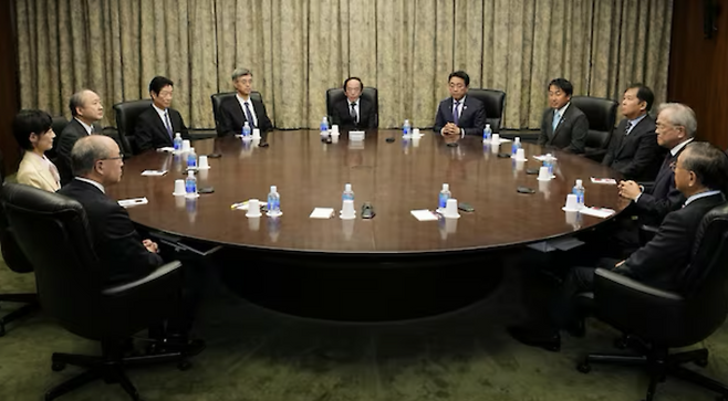 우에다 가즈오 일본은행 총재와 중앙은행 정책위원회 위원들