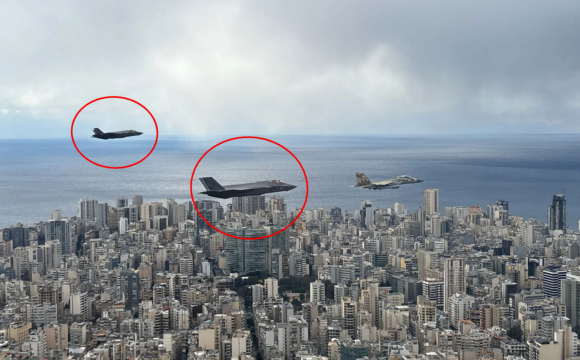 이스라엘 공군의 F-35I 전투기 2대(빨간색 원)가 F-15I 전투기와 함께 23일(현지시간) 레바논 베이루트 상공을 비행하고 있다. 출처=이스라엘군