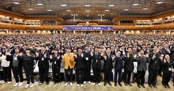 하나님의 교회 옥천고앤컴연수원에서 열린 ‘2025 학생 개학예배’에 중고생, 학부모 등 약 1만1000명이 참여했다. 하나님의 교회는 개학을 앞둔 학생들의 힘찬 출발을 응원했다.