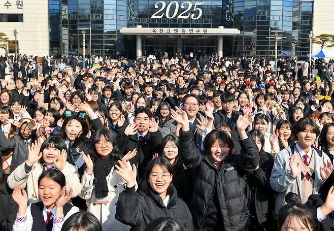 ‘2025 학생 개학예배’가 열린 하나님의 교회 옥천고앤컴 연수원에서 학생들이 밝은 표정으로 손을 흔들고 있다.&nbsp;