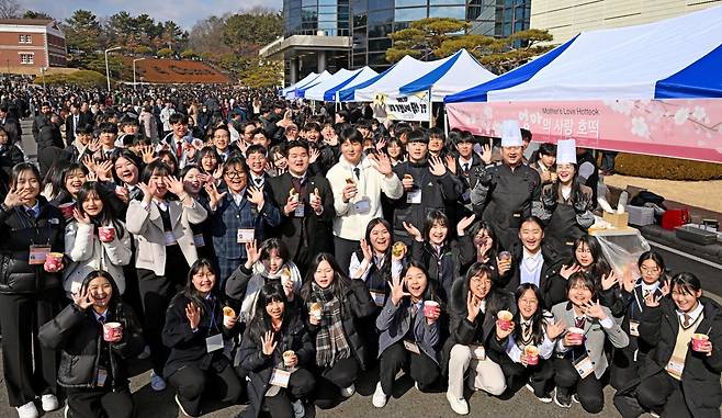 학생들의 새 출발을 응원하며 인근 지역 하나님의 교회에서 다양한 간식을 만들어 제공했다. 떡볶이와 호떡, 붕어빵 등 맛있는 간식을 들고 함박웃음을 짓고 있는 학생들.&nbsp;