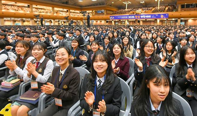 새 학기를 맞아 전국 중고등학생들이 ‘2025 학생 개학예배’에 즐겁게 참석하고 있다.