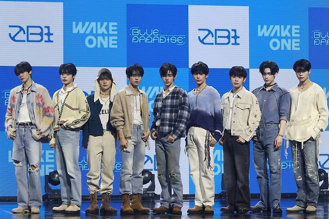 그룹 제로베이스원이 24일 서울 용산구 한남동 블루스퀘어에서 열린 미니앨범 ‘블루 파라다이스’ 발매기념 쇼케이스에서 포즈를 취하고 있다. 2024.2.24. 연합뉴스