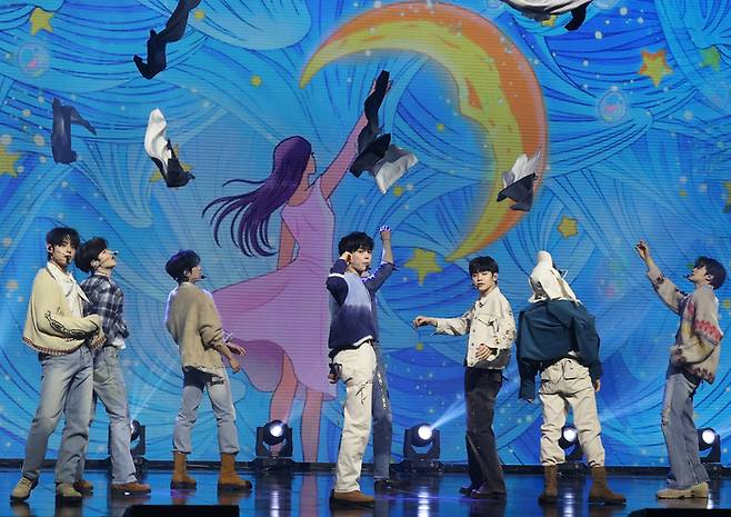 그룹 제로베이스원이 24일 서울 용산구 한남동 블루스퀘어에서 열린 미니앨범 ‘블루 파라다이스’ 발매기념 쇼케이스에서 타이틀곡 ‘블루’ 무대를 선보이고 있다. 2024.2.24. 연합뉴스