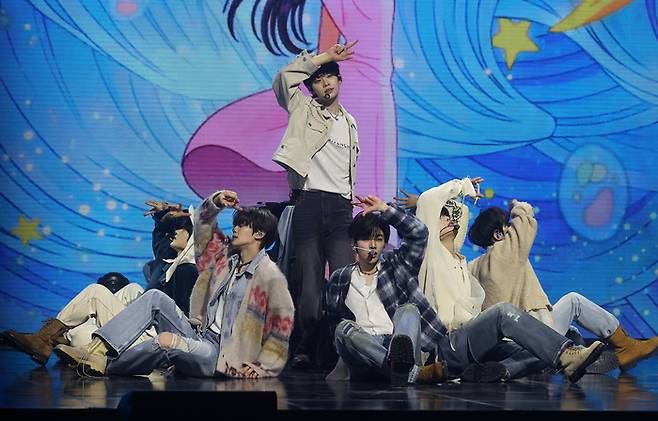 그룹 제로베이스원이 24일 서울 용산구 한남동 블루스퀘어에서 열린 미니앨범 ‘블루 파라다이스’ 발매기념 쇼케이스에서 타이틀곡 ‘블루’ 무대를 선보이고 있다. 2024.2.24. 연합뉴스