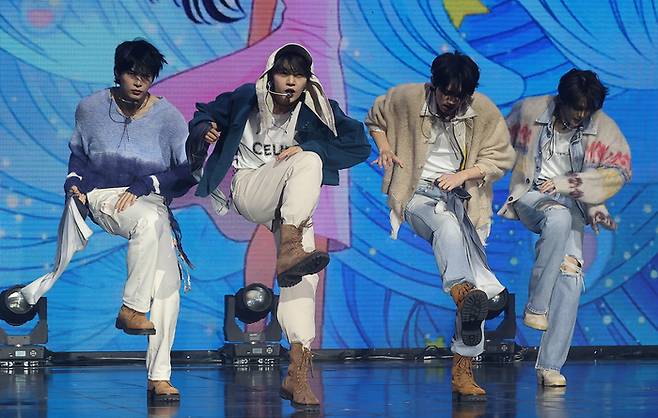 그룹 제로베이스원이 24일 서울 용산구 한남동 블루스퀘어에서 열린 미니앨범 ‘블루 파라다이스’ 발매기념 쇼케이스에서 타이틀곡 ‘블루’ 무대를 선보이고 있다. 2024.2.24. 연합뉴스