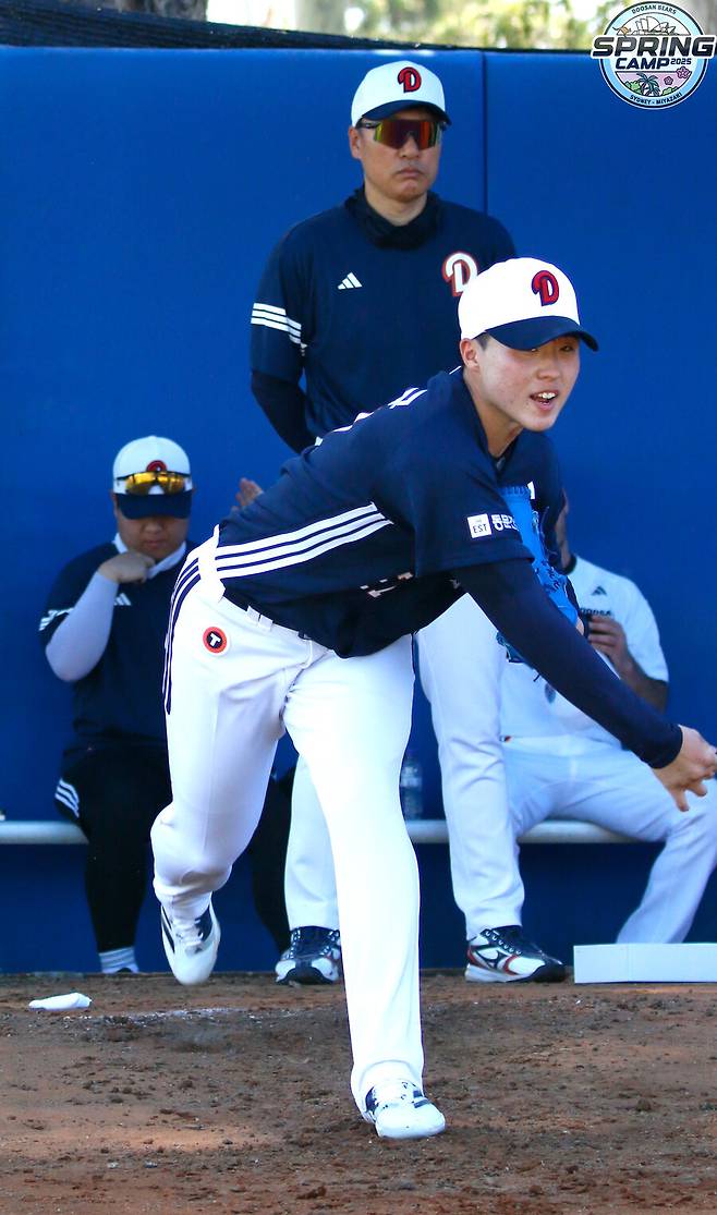 ▲ 두산 우완 신인 홍민규의 불펜피칭을 이승엽 감독이 지켜보고 있다. ⓒ두산 베어스