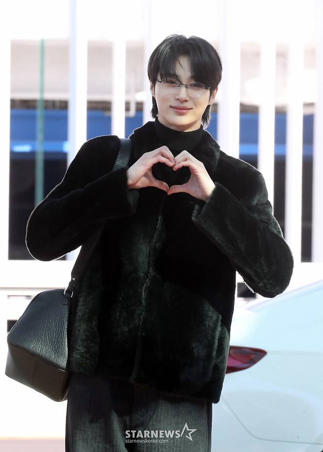 배우 변우석이 ‘PRADA FW25 DONNA FASHION SHOW’ 참석 차 이태리 밀라노로  24일 오전 인천국제공항을 통해 출국하고 있다, 2025.02.24 /사진=임성균 tjdrbs23@