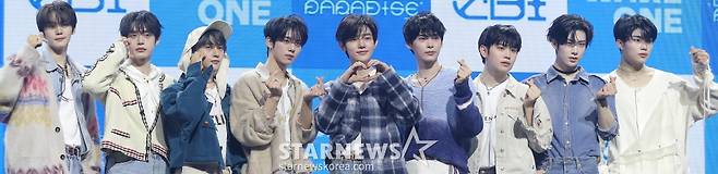 그룹 제로베이스원(ZEROBASEONE)이 24일 오후 서울 용산구 블루스퀘어에서 진행된 미니 4집 '시네마 파라다이스(CINEMA PARADISE)' 발매 기념 쇼케이스에 참석해 포즈를 취하고 있다.  제로베이스원의 이번 앨범에는 '슬픈(BLUE) 순간조차 삶의 일부이며, 그럼에도 노력해 나가는 우리의 모습은 그 자체로 찬란하고 아름답다'라는 메시지가 담겼다. 결국 파라다이스는 우리 모두의 내면에 있음을 역설하며, 음악 내외적으로 한층 성숙해진 아홉 멤버의 모습을 그렸다. 2025.02.24 /사진=김창현 chmt@