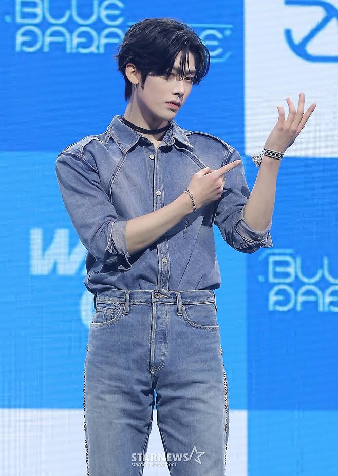 그룹 제로베이스원(ZEROBASEONE) 리키가 24일 오후 서울 용산구 블루스퀘어에서 진행된 미니 4집 '시네마 파라다이스(CINEMA PARADISE)' 발매 기념 쇼케이스에 참석해 포즈를 취하고 있다.  제로베이스원의 이번 앨범에는 '슬픈(BLUE) 순간조차 삶의 일부이며, 그럼에도 노력해 나가는 우리의 모습은 그 자체로 찬란하고 아름답다'라는 메시지가 담겼다. 결국 파라다이스는 우리 모두의 내면에 있음을 역설하며, 음악 내외적으로 한층 성숙해진 아홉 멤버의 모습을 그렸다. 2025.02.24 /사진=김창현 chmt@