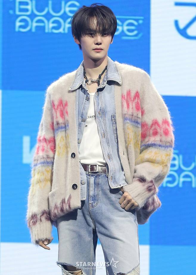 그룹 제로베이스원(ZEROBASEONE) 김규빈이 24일 오후 서울 용산구 블루스퀘어에서 진행된 미니 4집 '시네마 파라다이스(CINEMA PARADISE)' 발매 기념 쇼케이스에 참석해 포즈를 취하고 있다.  제로베이스원의 이번 앨범에는 '슬픈(BLUE) 순간조차 삶의 일부이며, 그럼에도 노력해 나가는 우리의 모습은 그 자체로 찬란하고 아름답다'라는 메시지가 담겼다. 결국 파라다이스는 우리 모두의 내면에 있음을 역설하며, 음악 내외적으로 한층 성숙해진 아홉 멤버의 모습을 그렸다. 2025.02.24 /사진=김창현 chmt@