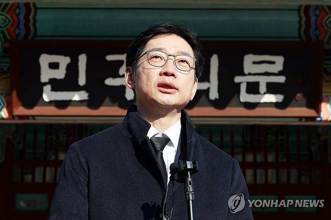 발언하는 김경수 전 경남지사 (광주=연합뉴스) 정다움 기자 = 24일 오전 광주 북구 국립 5·18 민주묘지에서 더불어민주당 비명(비이재명)계 대권 주자로 꼽히는 김경수 전 경남지사가 참배한 뒤 발언하고 있다. 2025.2.24 daum@yna.co.kr