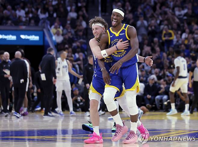 기뻐하는 브랜딘 포지엠스키와 지미 버틀러 [San Francisco Chronicle via AP=연합뉴스. 재판매 및 DB 금지]