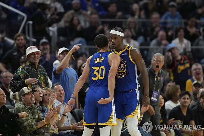 스테픈 커리와 지미 버틀러 [AP=연합뉴스. 재판매 및 DB 금지]