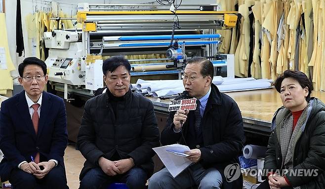 인사말 하는 권영세 비대위원장 (서울=연합뉴스) 이진욱 기자 = 국민의힘 권영세 비상대책위원장이 24일 서울 종로구 창신동 한 봉제 업체에서 열린 경제활력민생특별위원회 영세 사업장 방문 및 현장간담회에서 인사말을 하고 있다. 2025.2.24 [공동취재] cityboy@yna.co.kr