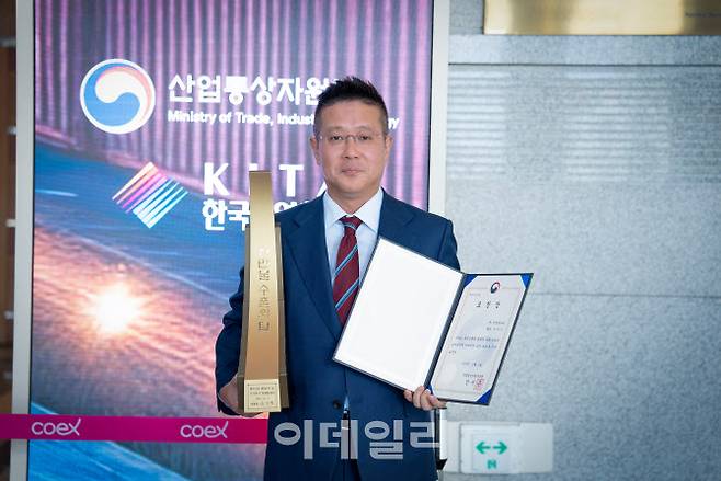 유민석 정샘물뷰티 대표가 지난해 12월 5일 서울 삼성동 코엑스에서 열린 ‘제61회 무역의 날’ 기념식에서 천만불 수출의 탑을 수상한 뒤 기념촬영을 하고 있다. (사진=정샘물뷰티)