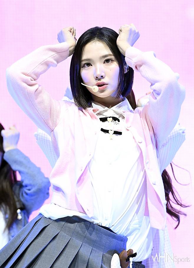 그룹 하츠투하츠 지우가&nbsp;24일 오후 서울 광진구 예스24라이홀에서 진행된 첫 싱글 'The Chase'(더 체이스) 발매 기념 데뷔 쇼케이스에서 신곡 무대를 선보이고 있다.&nbsp;