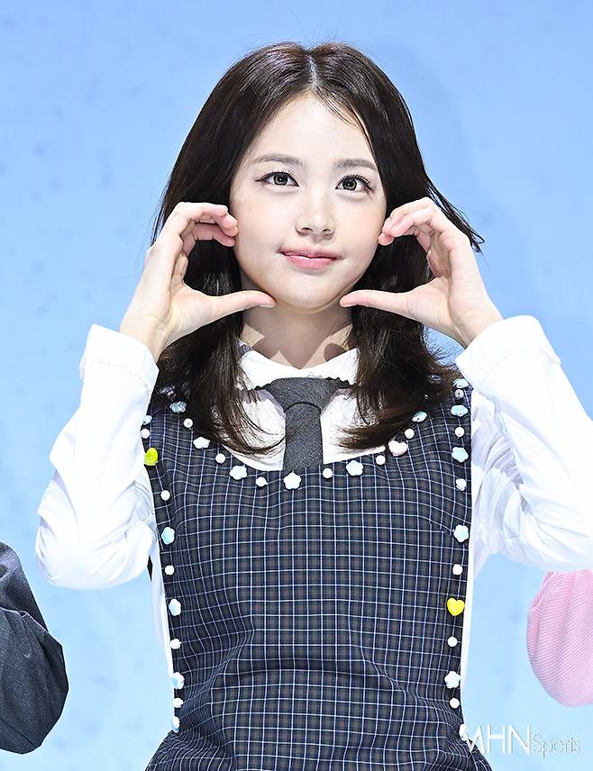 그룹 하츠투하츠 카르멘이&nbsp;24일 오후 서울 광진구 예스24라이홀에서 진행된 첫 싱글 'The Chase'(더 체이스) 발매 기념 데뷔 쇼케이스에서 포토타임을 갖고 있다.&nbsp;