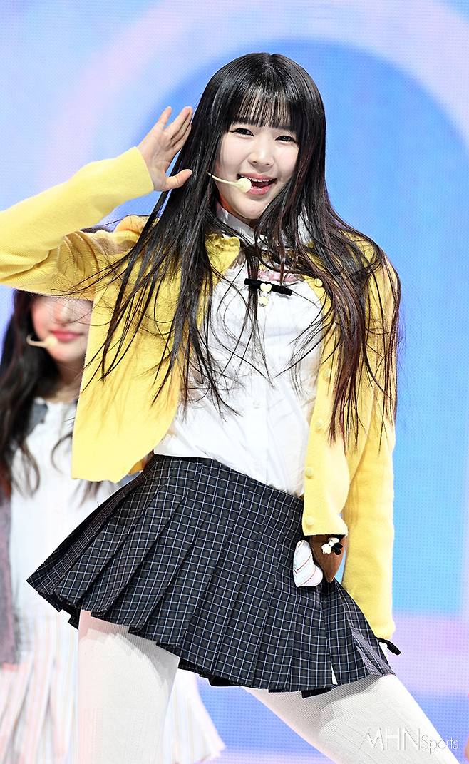 그룹 하츠투하츠 예온이&nbsp;24일 오후 서울 광진구 예스24라이홀에서 진행된 첫 싱글 'The Chase'(더 체이스) 발매 기념 데뷔 쇼케이스에서 신곡 무대를 선보이고 있다.&nbsp;