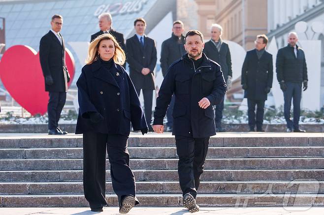 볼로디미르 젤렌스키 우크라이나 대통령과 영부인 올레나 젤렌스카가 24일(현지시간) 러시아의 우크라이나 침공 3주년을 맞아 우크라이나 키이우에서 열린 유럽 정상 정상 회담에 앞서 마이단 광장에서 열린 기념식에 참석하고 있다.ⓒ 로이터=뉴스1