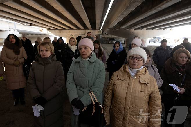 러시아의 우크라이나 침공 3주년을 맞이한 24일(현지시간) 우크라이나 키이우 외곽 이르핀에 위치한 전쟁 초기에 파괴된 로마니브스카 다리에서 기념 행사가 열리고 있다. ⓒ 로이터=뉴스1