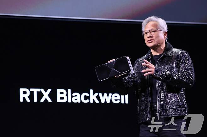 젠슨 황 엔비디아 최고경영자(CEO)가 세계 최대 IT(정보기술)·가전 전시회 'CES 2025' 개막을 하루 앞둔 6일(현지시간) 미국 네바다주 라스베이거스 만달레이베이 컨벤션센터에서 가진 기조연설에서 최신 인공지능(AI) 가속기 '블랙웰(Blackwell)'을 탑재한 지포스 RTX 50 시리즈 그래픽 카드를 공개하고 있다. 2025.1.6/뉴스1 ⓒ News1 신웅수 기자