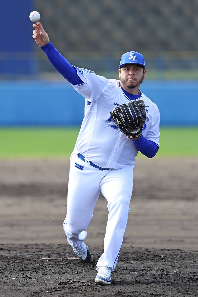 삼성 후라도가 일본 오키나와 온나손 아카마 구장에서 진행 중인 2025 오키나와 스프링캠프에서 팀 훈련을 소화하고 있다. 사진 | 삼성 라이온즈