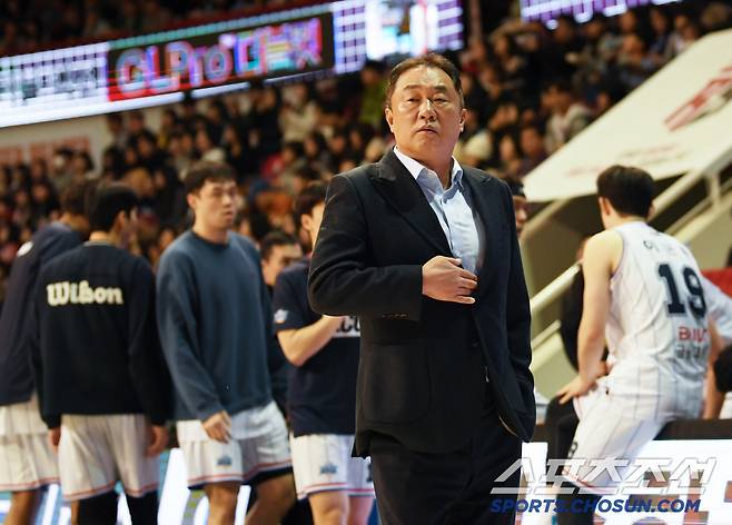 10일 안양실내체육관에서 열린 안양 정관장과 부산 KCC의 경기. KCC 전창진 감독이 생각에 잠겨 있다. 안양=박재만 기자 pjm@sportschosun.com/2025.02.10/