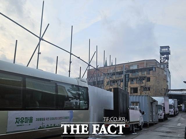 사랑제일교회로 진입하는 골목에 '명분 실종', '탄핵 무효' 등이 적힌 피켓이 부착돼 있고, 전 목사의 지역 조직인 '자유마을' 버스가 주차돼 있다. /이다빈 기자