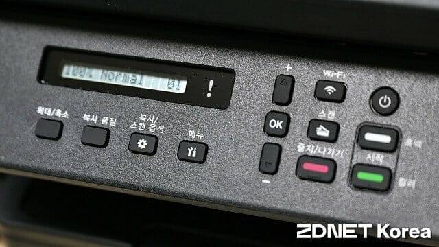 DCP-T730DW 제어 패널. 1줄 LCD와 버튼, 경고등을 탑재했다. (사진=지디넷코리아)