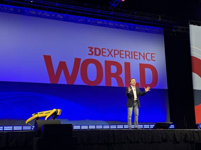 다쏘시스템 지앙 파올로 바씨 고객 경험 부문 수석 부사장이 보스턴다이내믹스의 '스팟'을 소개하고 있다.