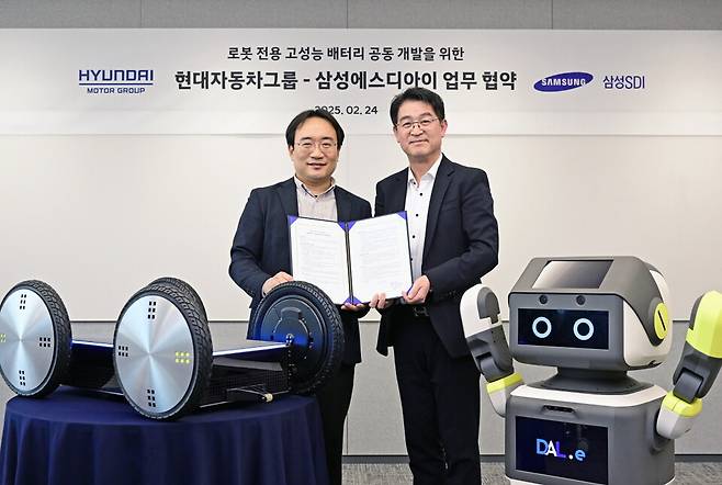 현대자동차그룹 의왕연구소에서 열린 업무 협약식에서 삼성SDI 소형사업부 전략마케팅팀장 조한제 부사장(오른쪽)과 현대차·기아 로보틱스랩장 현동진 상무(왼쪽)가 기념 사진을 촬영하고 있다.