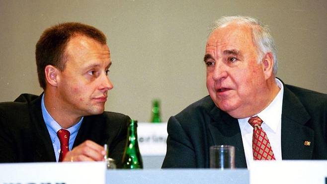 독일 연방의회의 젊은 의원이었던 메르츠(왼쪽)가 헬무트 콜 전 총리와 이야기를 나누고 있는 모습