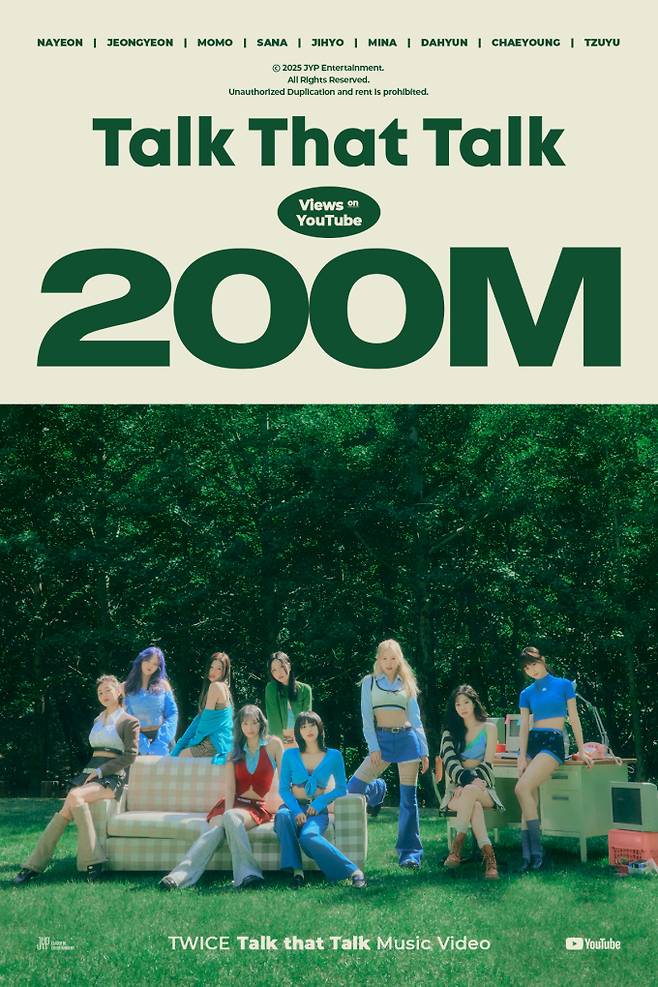 트와이스 ‘Talk that Talk’ (사진제공: JYP엔터테인먼트)